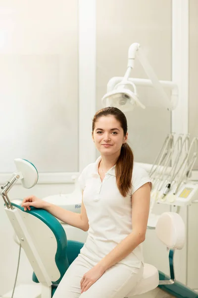 Studio dentistico. Un medico all'interno di un gabinetto del dentista pieno di attrezzature mediche — Foto Stock