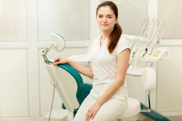 Dişçi ofisi. Tıbbi ekipman dolu bir diş hekimi kabine içinde bir doktor — Stok fotoğraf
