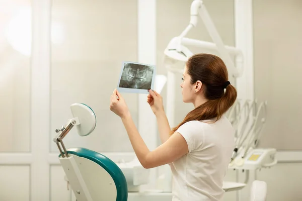 Doctora o dentista que mira rayos X. Concepto sanitario, médico y radiológico — Foto de Stock