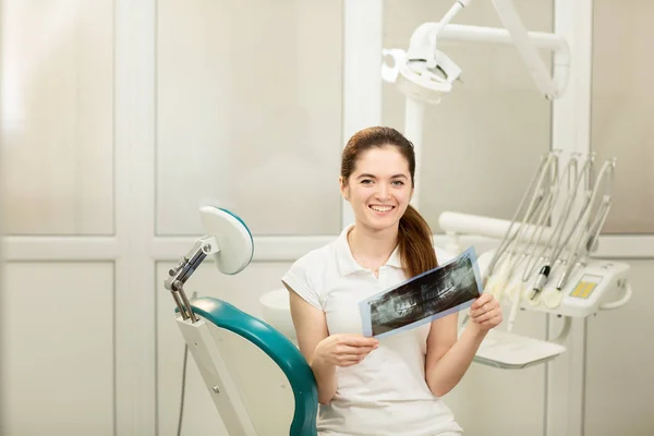 Doctora o dentista que mira rayos X. Concepto sanitario, médico y radiológico — Foto de Stock