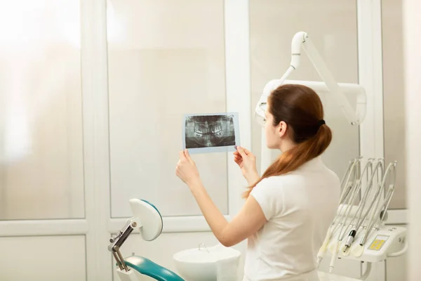 Doctora o dentista que mira rayos X. Concepto sanitario, médico y radiológico — Foto de Stock