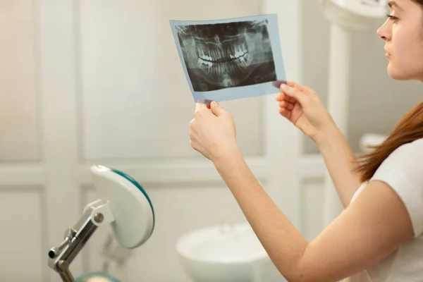 Kadın doktor ya da diş hekimi röntgene bakıyor. Sağlık, tıp ve radyoloji kavramı — Stok fotoğraf