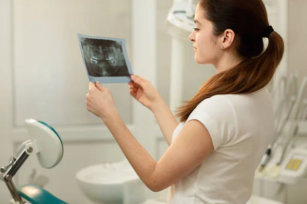 Kadın doktor ya da diş hekimi röntgene bakıyor. Sağlık, tıp ve radyoloji kavramı — Stok fotoğraf