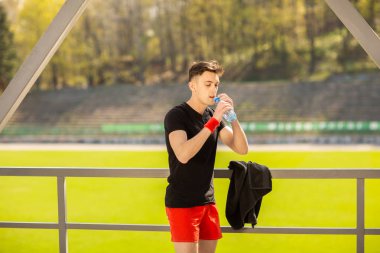 Fitness adam içme suyu şişe. Soğuk içecek yoğun egzersiz sonrası içki sahip susuz atlet