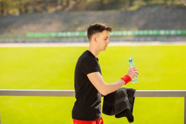 Fitness adam içme suyu şişe. Soğuk içecek yoğun egzersiz sonrası içki sahip susuz atlet