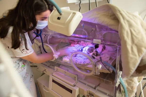 Dokter wanita memeriksa bayi yang baru lahir di inkubator — Stok Foto