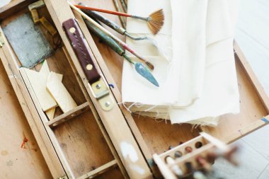 Fırçalar, tuval ve sanatsal araçları ile ahşap bavul sanatçı yakın. Sanat kavramı