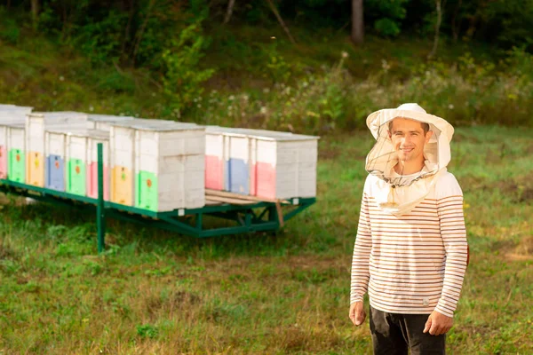 Včelařský Včelník v ochranném uzávěru se rozkládá na pozadí barevných včelstev v přírodě — Stock fotografie