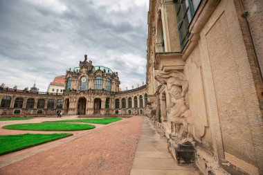 Dresden, Almanya - 27 Mayıs 2019. Dresden'deki Zwinger Sarayı. Avluda yeşil çim formları dikilir