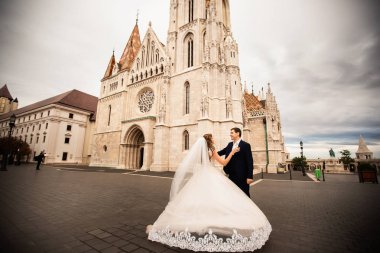 Budapeşte, Macaristan'da Fisherman's Bastion tarafından yürüyen yeni evligenç güzel şık çifti