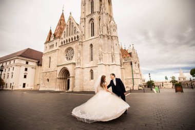 Budapeşte, Macaristan'da Fisherman's Bastion tarafından yürüyen yeni evligenç güzel şık çifti