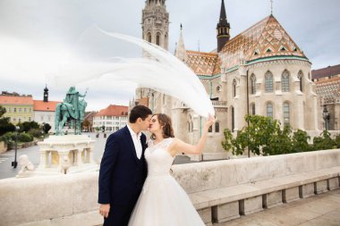 Budapeşte, Macaristan Fisherman's Bastion tarafından öpüşen yeni evligenç güzel şık çifti
