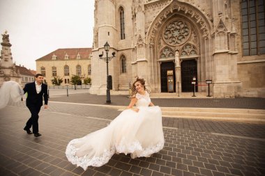 Budapeşte, Macaristan'da Fisherman's Bastion tarafından yürüyen yeni evligenç güzel şık çifti