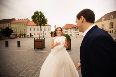 Budapeşte, Macaristan'da Fisherman's Bastion tarafından yürüyen yeni evligenç güzel şık çifti