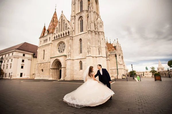 Fiatal, gyönyörű, stílusos pár a budapesti Halászbástya mellett — Stock Fotó