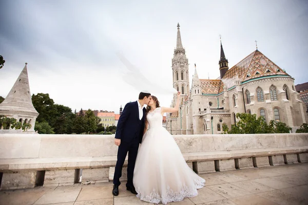 Pasangan pengantin baru yang cantik dan cantik berciuman di Fisherman 's Bastion di Budapest, Hungaria — Stok Foto