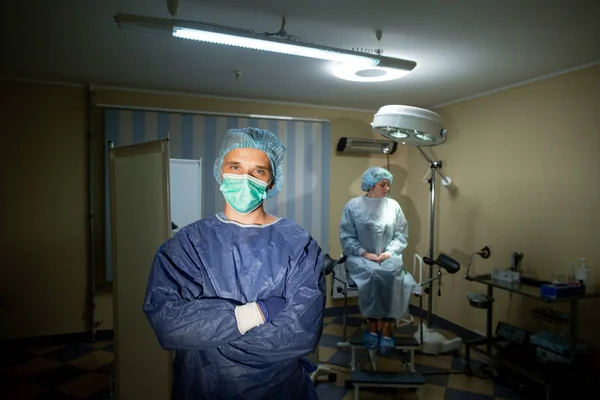 Foto dokter bedah yang tenang dengan pasien yang bersemangat di latar belakang. Persiapan untuk operasi — Stok Foto