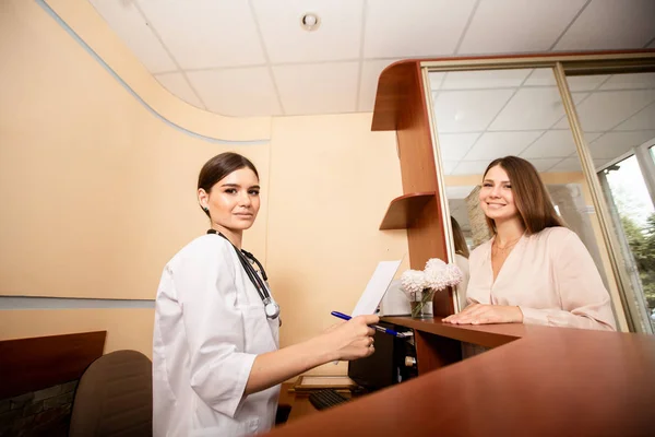 Dokter memberitahu pasien tentang jenis layanan dan catatan gadis itu untuk janji bertemu — Stok Foto