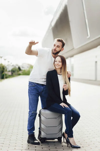 Jovem Casal Feliz Assistindo Aviões Perto Aeroporto Uma Mulher Sentada — Fotografia de Stock