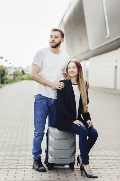 Feliz Pareja Joven Mirando Aviones Cerca Del Aeropuerto Una Mujer —  Fotos de Stock