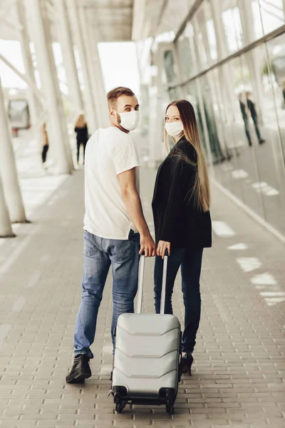 Pemandangan Kembali Pasangan Muda Bertopeng Pelindung Konsep Perjalanan Penerbangan Pesawat — Stok Foto