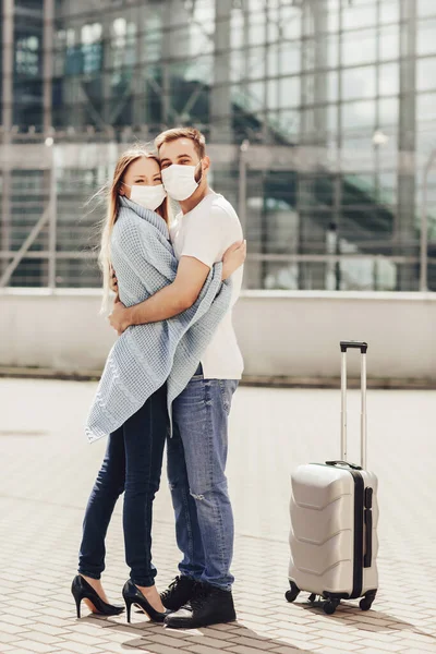 Casal Jovem Feliz Máscaras Protetoras Conceito Viagem Voos Avião Homem — Fotografia de Stock