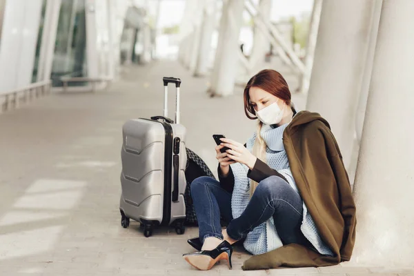 Wanita Muda Bertopeng Medis Duduk Dekat Bagasi Bandara Wanita Menunggu — Stok Foto