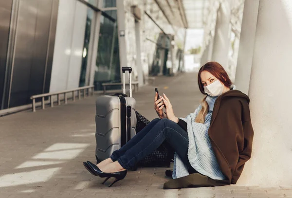 Wanita Muda Bertopeng Medis Duduk Dekat Bagasi Bandara Wanita Menunggu — Stok Foto