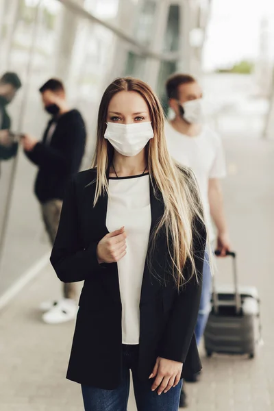 Portrait Young Woman Protective Masks Airport Safe Travel Coronavirus Pandemic — Stok Foto
