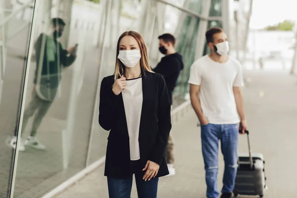 Figuras Jovens Máscaras Protetoras Perto Aeroporto Viagem Segura Durante Uma — Fotografia de Stock