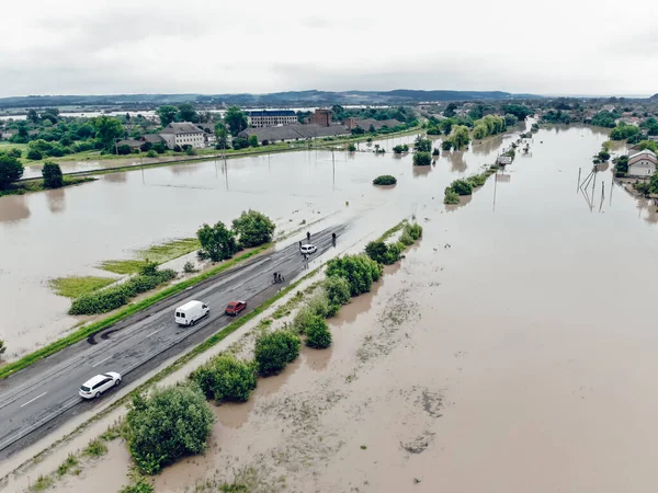 Mobil Dan Orang Orang Tidak Bisa Menyeberangi Jalan Yang Banjir — Stok Foto