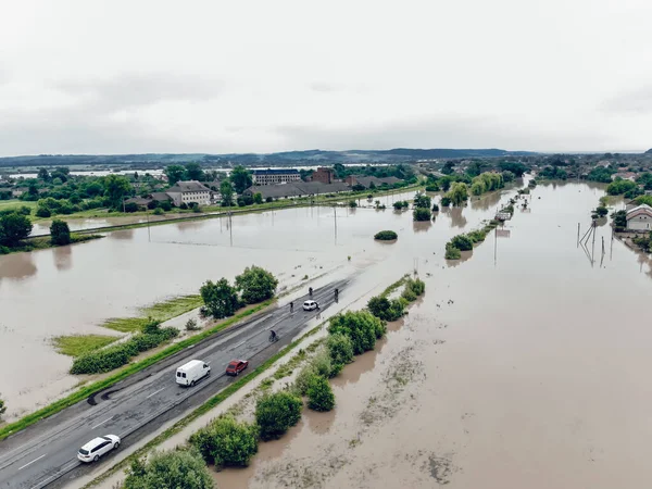 Mobil Dan Orang Orang Tidak Bisa Menyeberangi Jalan Yang Banjir — Stok Foto