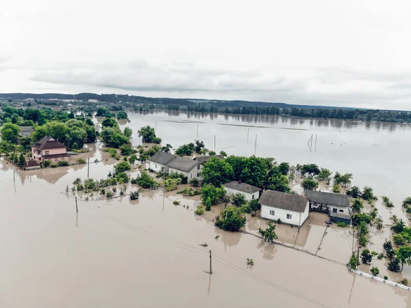 Desa Banjir Bencana Alam Jalan Dengan Pohon Pohon Dan Rumah — Stok Foto