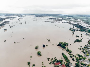 İklim değişikliği ve küresel ısınmanın etkileri. Şiddetli yağmurdan sonra sel basmış köy, çiftlikler ve tarlalar. Çevresel doğal afet. Dünyadaki küresel felaketler kavramı.