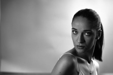 Makyajlı, manikürlü ve mücevherli güzel bir genç kadının moda portresi. Siyah beyaz fotoğraf