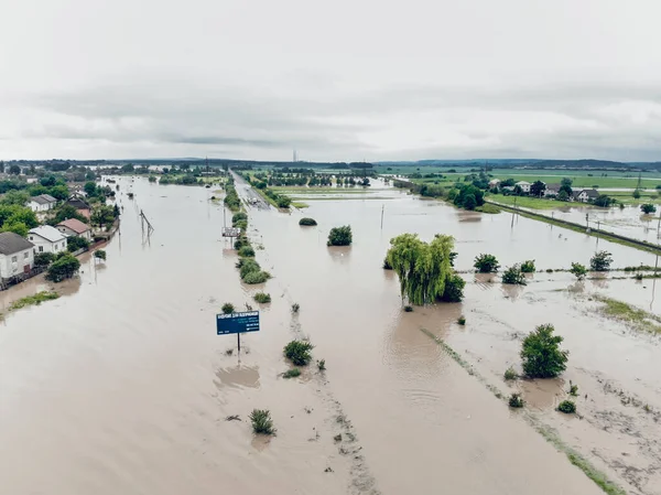 Pemandangan kota Halych yang banjir, jalan-jalan, jalan-jalan dan ladang. — Stok Foto