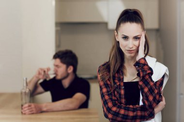 Genç bir ailede içki sorunu yaşayan sarhoş bir adam. Mutfakta kafası sarhoş bir adamın arka planında duran üzgün bir kadın. Arkadaki adam masada oturur ve içki içer.