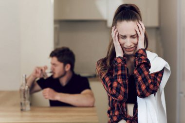 Genç bir ailede içki sorunu yaşayan sarhoş bir adam. Mutfakta kafası sarhoş bir adamın arka planında duran üzgün bir kadın. Arkadaki adam masada oturur ve içki içer.