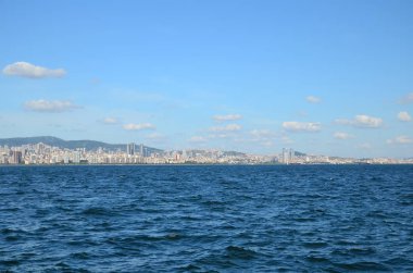 İstanbul'a görünümünden Adalar (Bykada). Istanbul 'un modern gökdelenler ile deniz cityscape. Güzel mavi gökyüzü beyaz bulutlar ile