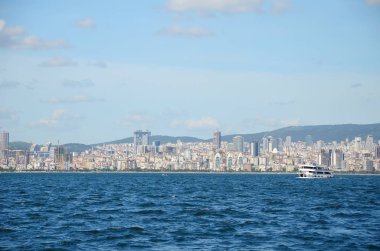 İstanbul'a görünümünden Adalar (Bykada). Istanbul 'un modern gökdelenler ile deniz cityscape. Güzel mavi gökyüzü beyaz bulutlar ile