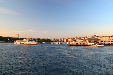 Istanbul, Türkiye. Su yolu feribot float. Marmara Denizi. Günbatımı