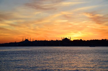 Sultan Ahmed Camii (Sultanahmet Camii) ve Ayasofya'nın (Ayasofya) Cami siluetleri. Marmara Denizi görüntüleyin. Gün batımı. Güzel renkli gökyüzü. Istanbul, Türkiye.