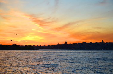 Fatih tarihsel bölge Marmara Denizi, Istanbul, Türkiye üzerinden bir bakış. Gün batımı. Güzel renkli gökyüzü.