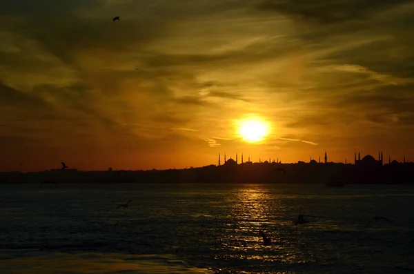 Solnedgång Istanbul Siluetter Sultan Ahmed Moskén Blå Moskén Och Hagia — Stockfoto