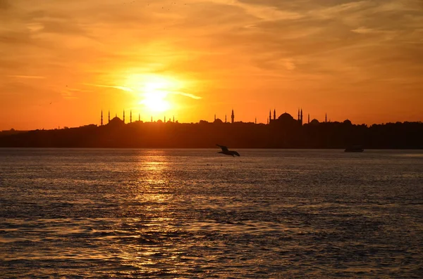 Západ Slunce Istanbulu Turecku Pohled Marmarské Moře Racky Obloze Historické — Stock fotografie