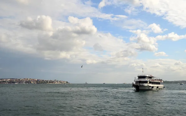 Вид Стамбул Пассажирский Паром Река Босфор Турция — стоковое фото