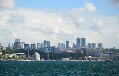 Beyaz bulutlar ve mavi gökyüzü ile güzel Istanbul manzarası. Marmara Denizi görüntülemek