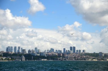 Beyaz bulutlar ve mavi gökyüzü ile güzel Istanbul manzarası. Marmara Denizi görüntülemek