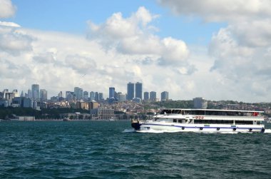 Beyaz bulutlar ve mavi gökyüzü ve yolcu feribotu ile güzel Istanbul manzarası
