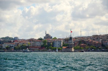 Yolcu feribotu üzerinden Istanbul kız kulesi manzarası. Üsküdar İlçesi